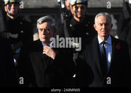 Ex primo ministro Gordon Brown (sinistra) e Tony Blair durante il ricordo la domenica il servizio presso il Cenotafio memorial in Whitehall, Londra centrale. Foto Stock