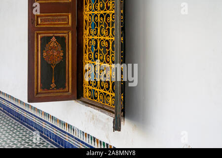 Dettaglio del giallo recinzione decorativo di una finestra del Palazzo della Bahia in Marrakech. Il Marocco Foto Stock