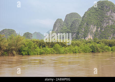 Affacciato sul fiume Li in Liugongcun nelle vicinanze di Yangshuo vicino a Guilin Foto Stock