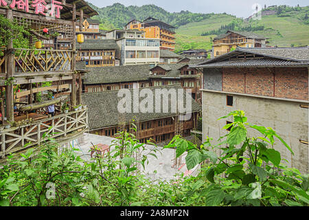 Editoriale: PING'ANCUN, LONGSHENG, Guangxi, Cina, 20 Aprile 2019 - Guardando oltre le case di Ping'ancun nell'area di Longsheng vicino a Guilin Foto Stock