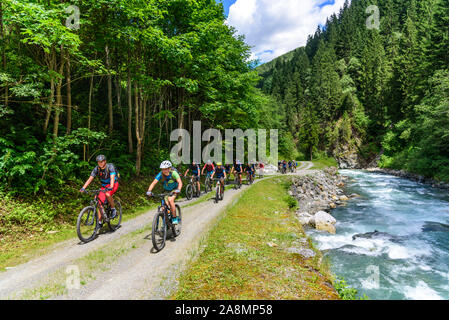 Gruppo di mountain bike Escursioni in bicicletta lungo il fiume Trisanna nella Valle di Paznaun Foto Stock