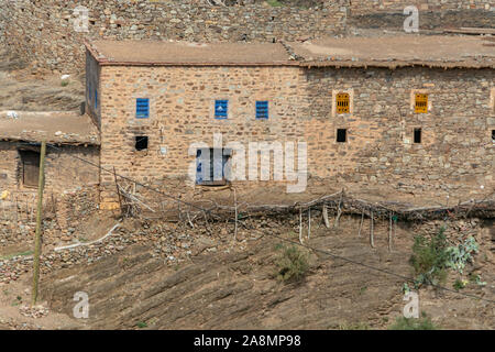 Case con lo sportello blu, giallo nella finestra di Tizi ait barka, Marocco. Foto Stock