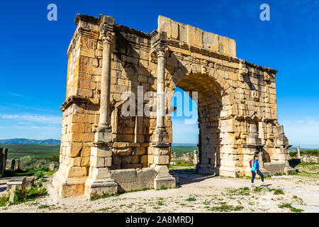 Volubilis, l'arco di Caracalla, rovine Romane vicino alla città di Meknes. Volubilis è stato scavato dal francese 1912-1956 Marocco Foto Stock