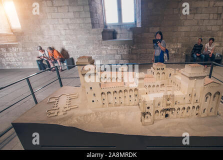 Avignone, PROVENZA / Francia - 27 Settembre 2018: turisti all' interno del Palazzo Papale Foto Stock