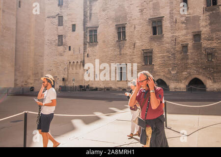 Avignone, PROVENZA / Francia - 27 Settembre 2018: i pensionati di turisti nel cortile del palazzo papale prima della visita Foto Stock