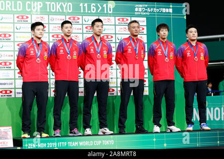 Tokyo Metropolitan Gymnasium, Tokyo, Giappone. Decimo Nov, 2019. China Team group (CHN), 10 novembre 2019 - Tennis da tavolo : 2019 ITTF World Team Cup uomini squadra Cerimonia di Premiazione tra Cina 3-1 Corea del Sud a Tokyo Metropolitan Gymnasium, Tokyo, Giappone. Credito: Naoki Morita AFLO/sport/Alamy Live News Foto Stock