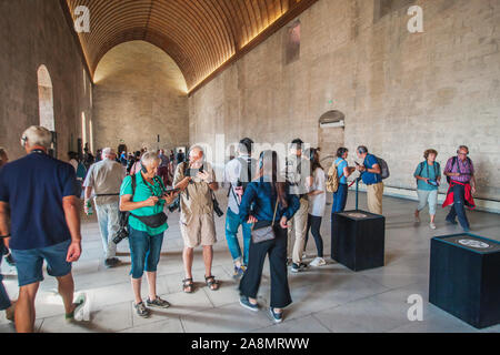 Avignone, PROVENZA / Francia - 27 Settembre 2018: grey-haired pensionati per cuffie con audio guide visita gli interni del Palazzo Papale Foto Stock