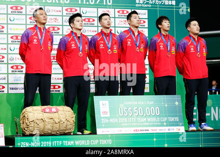 Tokyo Metropolitan Gymnasium, Tokyo, Giappone. Decimo Nov, 2019. China Team group (CHN), 10 novembre 2019 - Tennis da tavolo : 2019 ITTF World Team Cup uomini squadra Cerimonia di Premiazione tra Cina 3-1 Corea del Sud a Tokyo Metropolitan Gymnasium, Tokyo, Giappone. Credito: Naoki Morita AFLO/sport/Alamy Live News Foto Stock