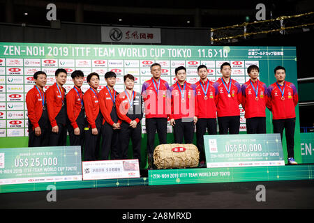 Tokyo Metropolitan Gymnasium, Tokyo, Giappone. Decimo Nov, 2019. (L a R) Corea del Sud team group (KOR), China Team group (CHN), 10 novembre 2019 - Tennis da tavolo : 2019 ITTF World Team Cup uomini squadra Cerimonia di Premiazione tra Cina 3-1 Corea del Sud a Tokyo Metropolitan Gymnasium, Tokyo, Giappone. Credito: Naoki Morita AFLO/sport/Alamy Live News Foto Stock