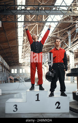 Due piloti sul podio, vincitori, karting Foto Stock