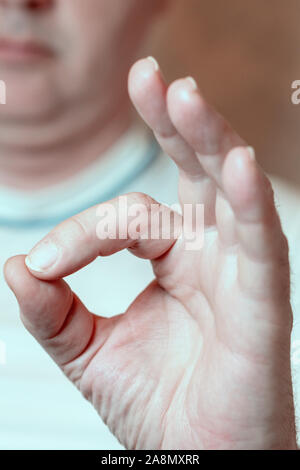 Man mano gesto mostra OK. Close-up, soft focus Foto Stock