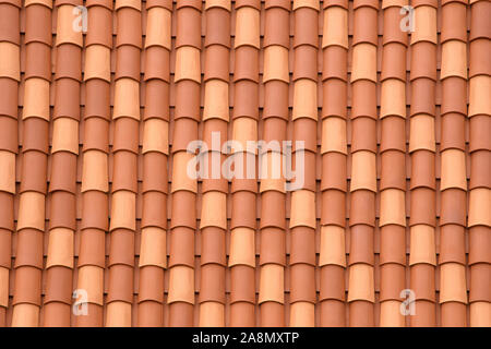 Frammento di un tetto di tegole. Piastrelle in argilla. Sfondo. Pattern. In terracotta. Grigio. Ocra. Foto Stock