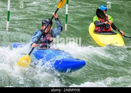 Kayak su un selvaggio artificiale Canale di acqua Foto Stock