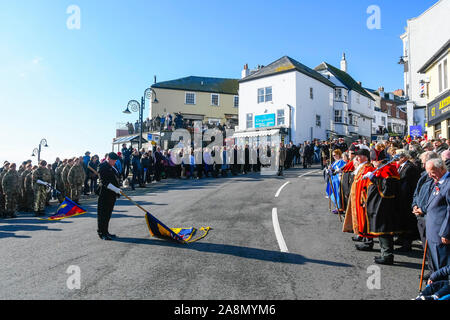 Lyme Regis, Dorset, Regno Unito. Il 10 novembre 2019. Ricordo la domenica a Lyme Regis nel Dorset. Due minuti di silenzio a Cobb Gate. Credito Foto: Graham Hunt/Alamy Live News Foto Stock