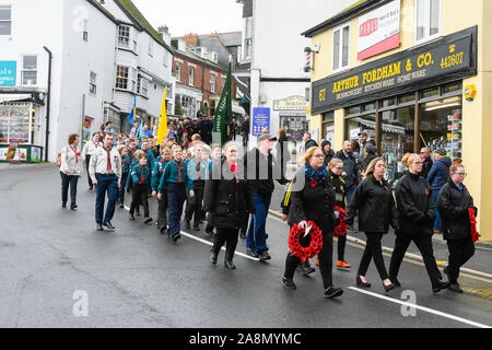 Lyme Regis, Dorset, Regno Unito. Il 10 novembre 2019. Ricordo domenica parade lungo Broad Street a Lyme Regis nel Dorset. Credito Foto: Graham Hunt/Alamy Live News Foto Stock