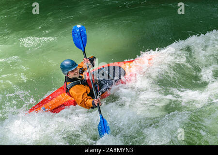 Kayak su un selvaggio artificiale Canale di acqua Foto Stock