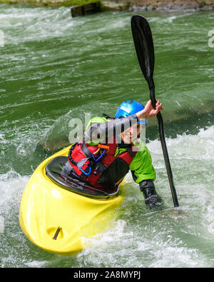 Kayak su un selvaggio artificiale Canale di acqua Foto Stock