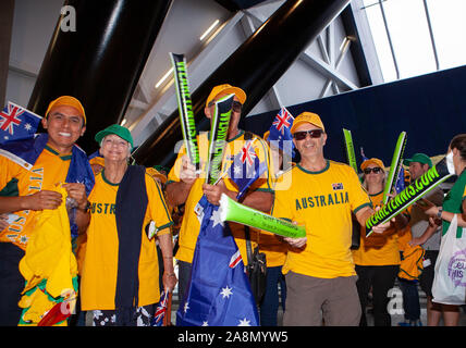 Perth, Australia. Decimo Nov, 2019. 10 novembre 2019; RAC Arena, Perth, Australia occidentale, Australia; Fed Cup by BNP Paribas Tennis finale, Australia contro la Francia; Australian sostenitori il tifo per la loro nazione - Editoriale usare carte di credito: Azione Plus immagini di sport/Alamy Live News Foto Stock