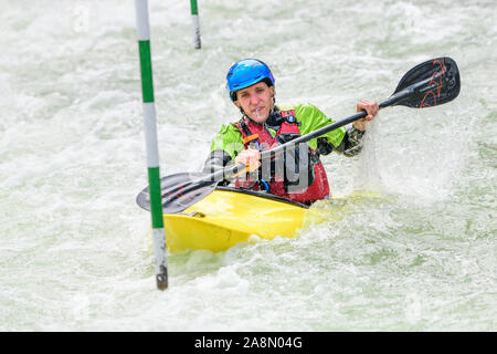 Kayak su un selvaggio artificiale Canale di acqua Foto Stock