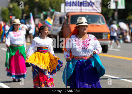 Washington DC, Stati Uniti d'America - 21 Settembre 2019: La Fiesta DC, ecuadoriana ballerini tradizionali indossando Chola Cuencana abito, balli durante la sfilata Foto Stock