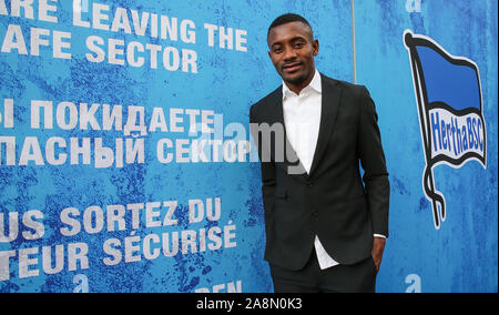 Berlino, Germania. Decimo Nov, 2019. Calcio: Bundesliga, assemblea generale Hertha BSC, Messe Berlin. Salomon Kalou sta sorridendo sul muro della sala espositiva con il logo del club e caratteri: Checkpoint - Si sta lasciando il settore sicurezza. Credito: Andreas Gora/dpa/Alamy Live News Foto Stock