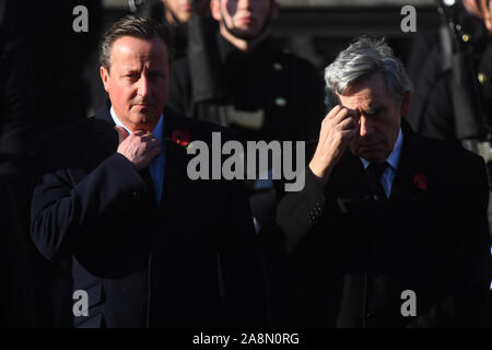 Ex primi ministri David Cameron e Gordon Brown (a destra) durante il ricordo la domenica il servizio presso il Cenotafio memorial in Whitehall, Londra centrale. Foto Stock