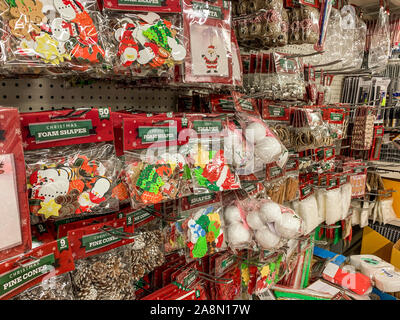 Londra, Inghilterra - Novembre 8th, 2019: economici decorazioni di Natale esposto in un negozio Foto Stock