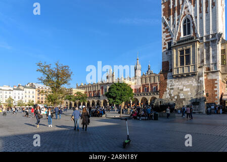 La base della torre del Palazzo Comunale e il panno Hall sulla piazza principale di Cracovia in Polonia Foto Stock