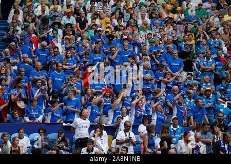 Perth, Australia. Decimo Nov, 2019. 10 novembre 2019; RAC Arena, Perth, Australia occidentale, Australia; Fed Cup by BNP Paribas Tennis finale, Australia contro la Francia; i sostenitori francesi durante la raddoppia contro l'Australia Credit: Azione Plus immagini di sport/Alamy Live News Foto Stock