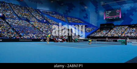 Perth, Australia. Decimo Nov, 2019. 10 novembre 2019; RAC Arena, Perth, Australia occidentale, Australia; Fed Cup by BNP Paribas Tennis finale, Australia contro la Francia; ceneri Barty di Australia serve durante la raddoppia contro la Francia Credit: Azione Plus immagini di sport/Alamy Live News Foto Stock