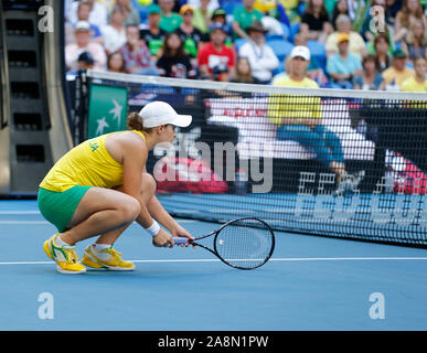 Perth, Australia. Decimo Nov, 2019. 10 novembre 2019; RAC Arena, Perth, Australia occidentale, Australia; Fed Cup by BNP Paribas Tennis finale, Australia contro la Francia; ceneri Barty di Australia presso la net durante il credito raddoppia: Azione Plus immagini di sport/Alamy Live News Foto Stock