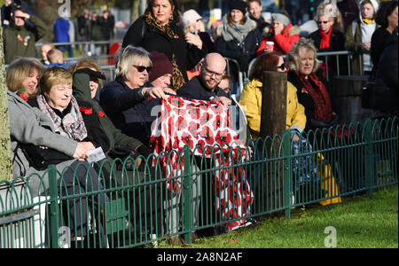 Brighton Regno Unito 10 novembre 2019 - Migliaia di persone prendono parte nell'atto di servizio ricordo tenutosi a Brighton Memoriale di guerra con una parata e corona la cerimonia di posa : credito Simon Dack / Alamy Live News Foto Stock