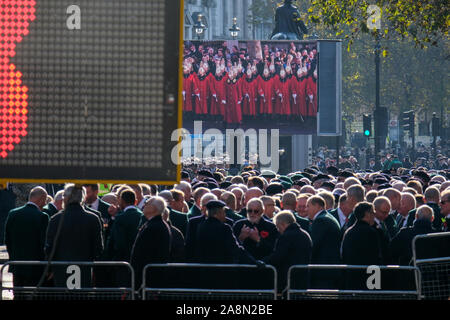Whitehall, Londra, Regno Unito. Il 10 novembre 2019. Veterani in attesa su Whitehall a marzo passato il Cenotafio sul ricordo Domenica. Credito: Matteo Chattle/Alamy Live News Foto Stock