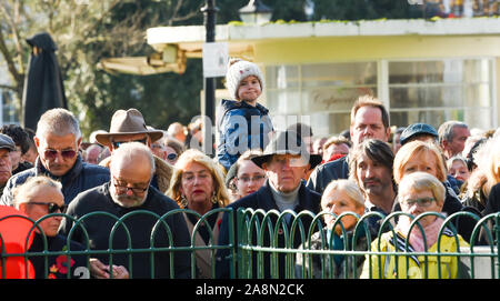 Brighton Regno Unito 10 novembre 2019 - Migliaia di persone prendono parte nell'atto di servizio ricordo tenutosi a Brighton Memoriale di guerra con una parata e corona la cerimonia di posa : credito Simon Dack / Alamy Live News Foto Stock