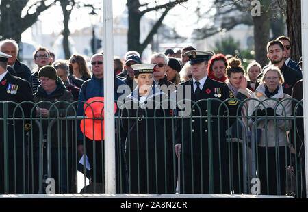 Brighton Regno Unito 10 novembre 2019 - Migliaia di persone prendono parte nell'atto di servizio ricordo tenutosi a Brighton Memoriale di guerra con una parata e corona la cerimonia di posa : credito Simon Dack / Alamy Live News Foto Stock