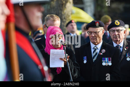 Brighton Regno Unito 10 novembre 2019 - Migliaia di persone prendono parte nell'atto di servizio ricordo tenutosi a Brighton Memoriale di guerra con una parata e corona la cerimonia di posa : credito Simon Dack / Alamy Live News Foto Stock