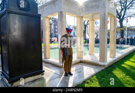 Brighton Regno Unito 10 novembre 2019 - Migliaia di persone prendono parte nell'atto di servizio ricordo tenutosi a Brighton Memoriale di guerra con una parata e corona la cerimonia di posa : credito Simon Dack / Alamy Live News Foto Stock