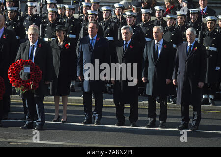 (Da sinistra a destra) il Primo Ministro Boris Johnson e gli ex primi ministri Theresa Maggio, David Cameron, Gordon Brown, Tony Blair e John Major durante il ricordo la domenica il servizio presso il Cenotafio memorial in Whitehall, Londra centrale. Foto Stock