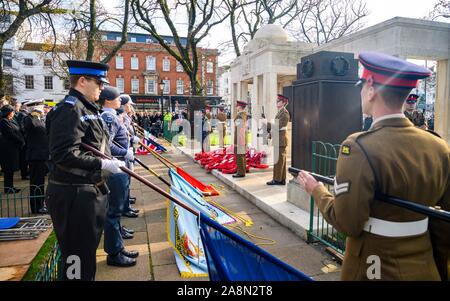 Brighton Regno Unito 10 novembre 2019 - Corona recante all'atto di ricordo service tenutasi a Brighton Memoriale di guerra con una parata e corona la cerimonia di posa : credito Simon Dack / Alamy Live News Foto Stock