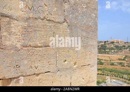 Grafitti sulle mura della città di Mdina, "città silenziosa", Malta Foto Stock