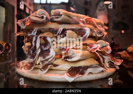 BOCADILLO - VIANDAS DE LA SALAMANCA - JAMONES Y EMBUTIDOS - prosciutto spagnolo panino visualizzati in una finestra del negozio - SPAGNOLO DELICATESSEN - Pamplona Spagna © Frédéric BEAUMONT Foto Stock