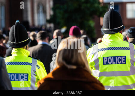 Una forte presenza di polizia presso il giorno del ricordo, il giorno dell'Armistizio sfilata nel centro della città di Hanley, polizia, servire e proteggere, Foto Stock