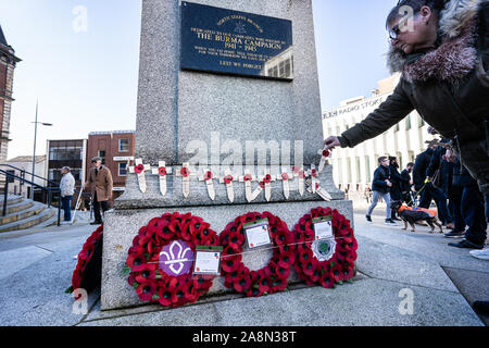 Veterani e civili barriere coralline laici e note di cordoglio per i caduti al Giorno del Ricordo, il giorno dell'armistizio sfilata nel centro della città Foto Stock