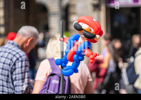 La modellazione del palloncino o torsione del palloncino è la sagomatura di modellazione speciale palloncini in quasi qualsiasi forma data, spesso un palloncino animale.Super Mario Foto Stock