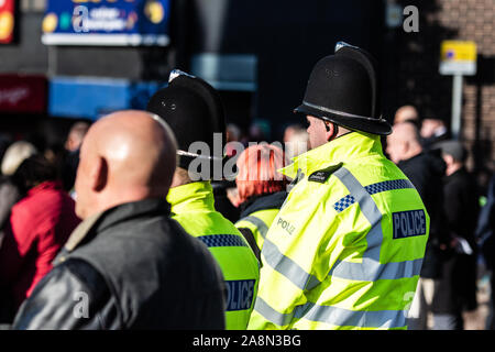 Una forte presenza di polizia presso il giorno del ricordo, il giorno dell'Armistizio sfilata nel centro della città di Hanley, polizia, servire e proteggere, Foto Stock