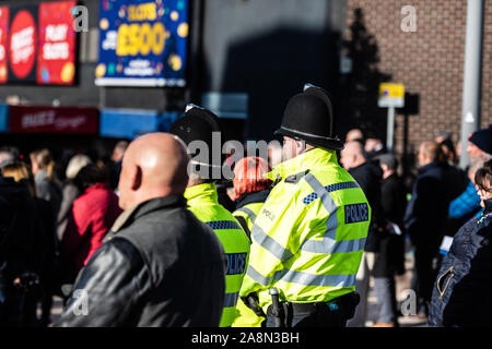 Una forte presenza di polizia presso il giorno del ricordo, il giorno dell'Armistizio sfilata nel centro della città di Hanley, polizia, servire e proteggere, Foto Stock