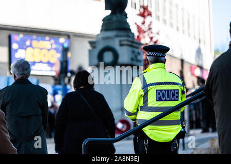 Una forte presenza di polizia presso il giorno del ricordo, il giorno dell'Armistizio sfilata nel centro della città di Hanley, polizia, servire e proteggere, Foto Stock