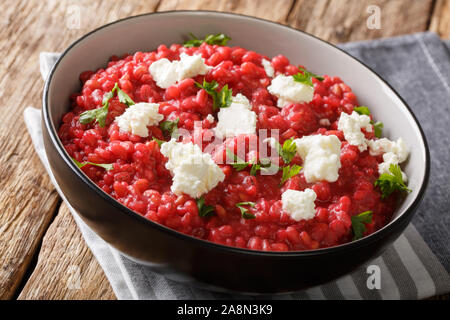 Casalingo Italiano Orzotto (perlotto) a partire da orzo con bietole e formaggio di capra di close-up su una piastra sul tavolo orizzontale. Foto Stock