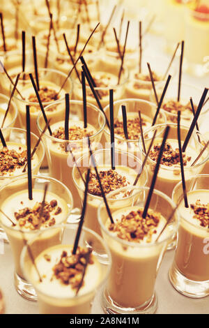 Un sacco di dolci al cioccolato in bicchierini, close-up Foto Stock
