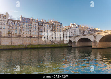 Parigi, vista sulla Senna, vecchie case sull'ile de la Cite Foto Stock